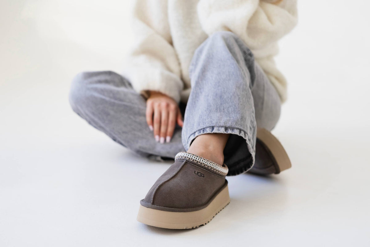 UGG Tazz II Dried Oregano na platformie, jasne jeansy i biały sweter