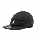 JORDAN FLY - CZARNA CZAPKA UNISEX Z PŁASKIM DASZKIEM I LOGO JUMPMAN